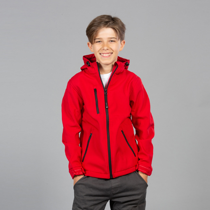 Innsbruck Boy ΕΠΑΝΩΦΟΡΙΑ / JRC - JAMES ROSS COLLECTION Παιδικό softshell με κουκούλα Περιγραφή: Κλείσιμο με φερμουάρ σε χρωματική αντίθεση, κορδόνια σύσφιξης στην κουκούλα και το τελείωμα. Διαθέτει 1 τσέπη με φερμουάρ στο στήθος και 2 τσέπες με φερμουάρ στο πλάι. Οι μανσέτες είναι ρυθμιζόμενες με Velcro για βέλτιστη εφαρμογή. Σύνθεση: 280g/m², 95% Πολυέστερ - 5% Ελαστάν - 2 στρώσεις - ανθεκτικό στο νερό (6.000mm/H2O) Εφαρμογή ως Επαγγελματική Ένδυση: Ιδανικό για παιδιά που εργάζονται ή συμμετέχουν σε δραστηριότητες σε εξωτερικούς χώρους, προσφέροντας ζεστασιά και προστασία από τις καιρικές συνθήκες. Δυνατότητα Προσαρμογής: Μπορεί να προσαρμοστεί με εκτυπώσεις λογοτύπου ή μηνύματος του πελάτη, κάνοντάς το ιδανικό για κάθε επαγγελματική περίσταση. Διαθεσιμότητα Χρωμάτων: Διατίθεται σε ποικιλία χρωμάτων για να καλύψει τις ανάγκες κάθε επαγγελματικής ένδυσης. 